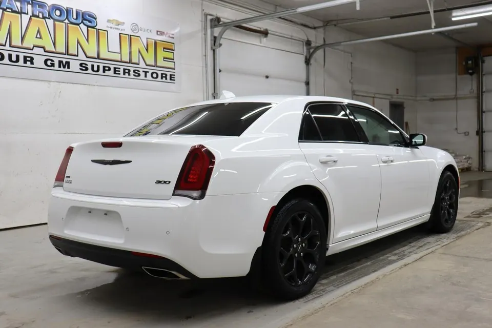 Chrysler 300 2022 photo 5