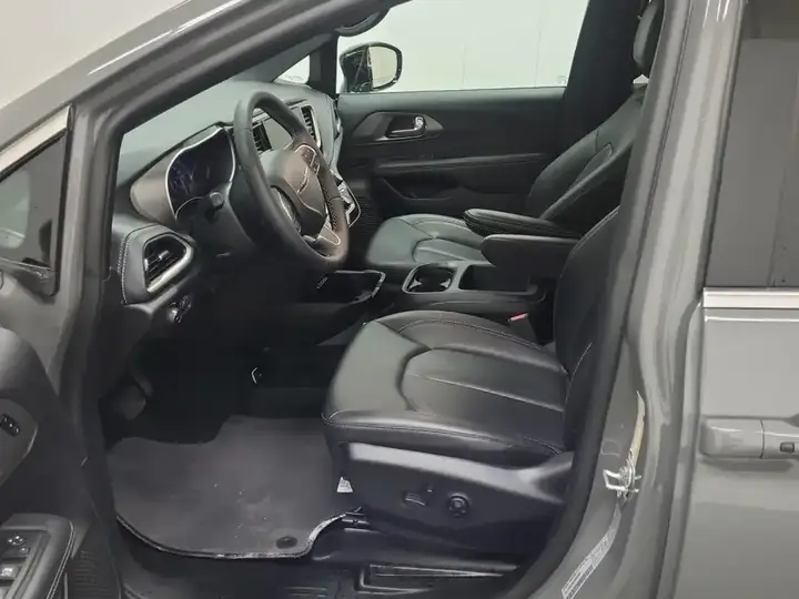 Chrysler Pacifica 2025 photo 3
