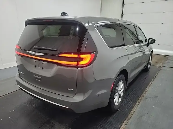 Chrysler Pacifica 2025 photo 2