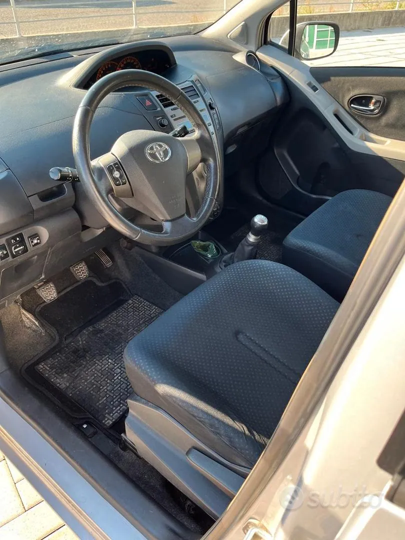 Toyota Yaris 2010 photo 2