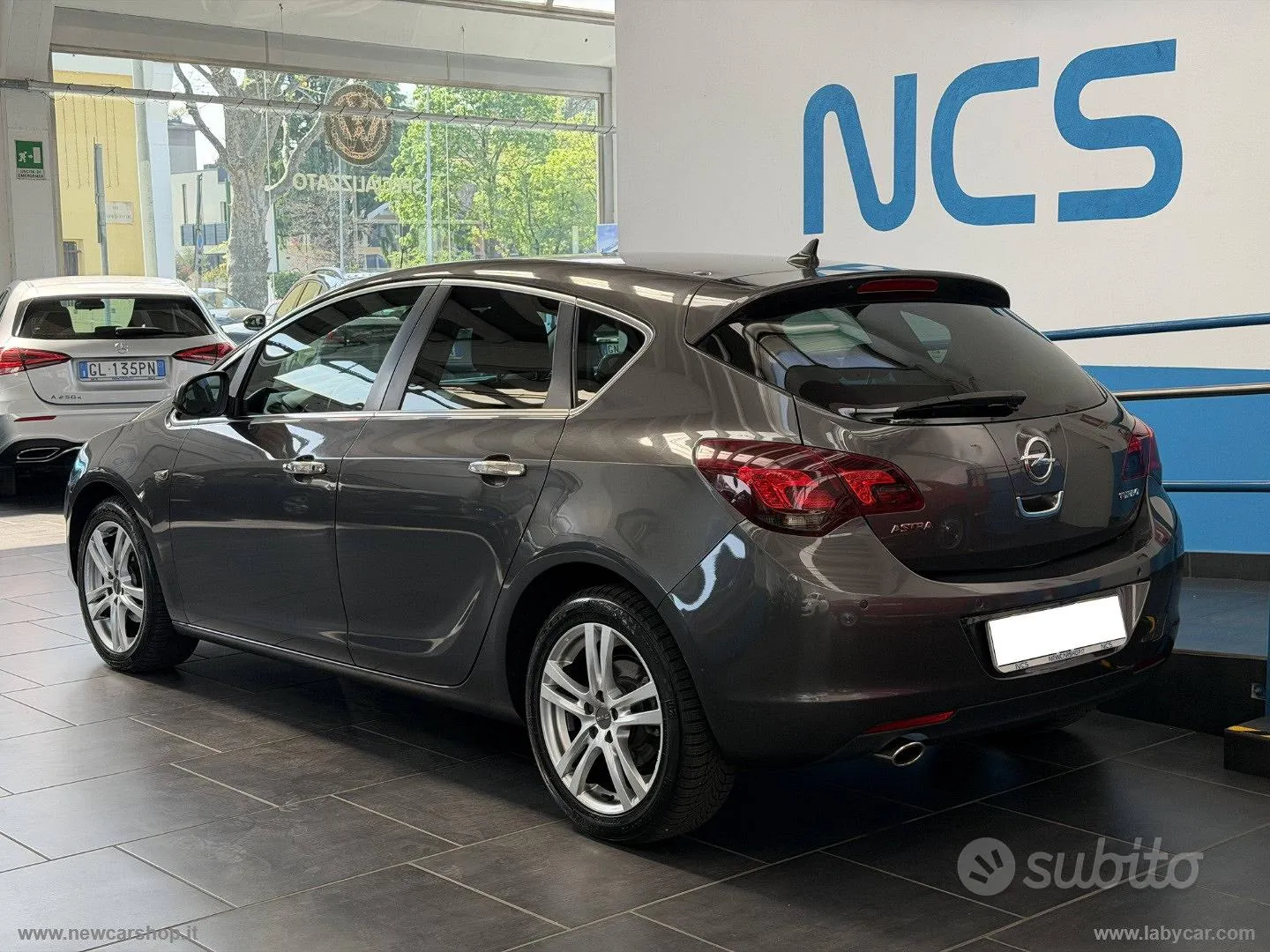 Opel Astra 2011 photo 2