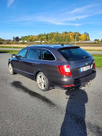Skoda Superb 2012 photo 4