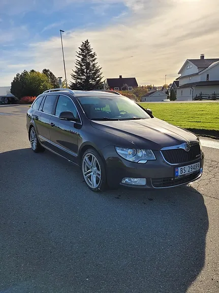 Skoda Superb 2012 photo 2