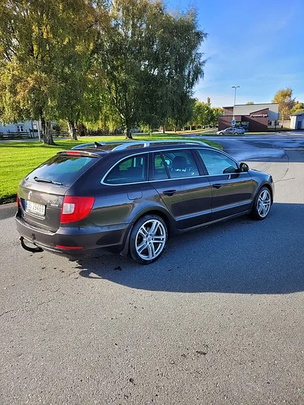 Skoda Superb 2012 photo 3