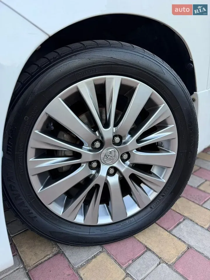 Toyota Vellfire 2013 photo 5
