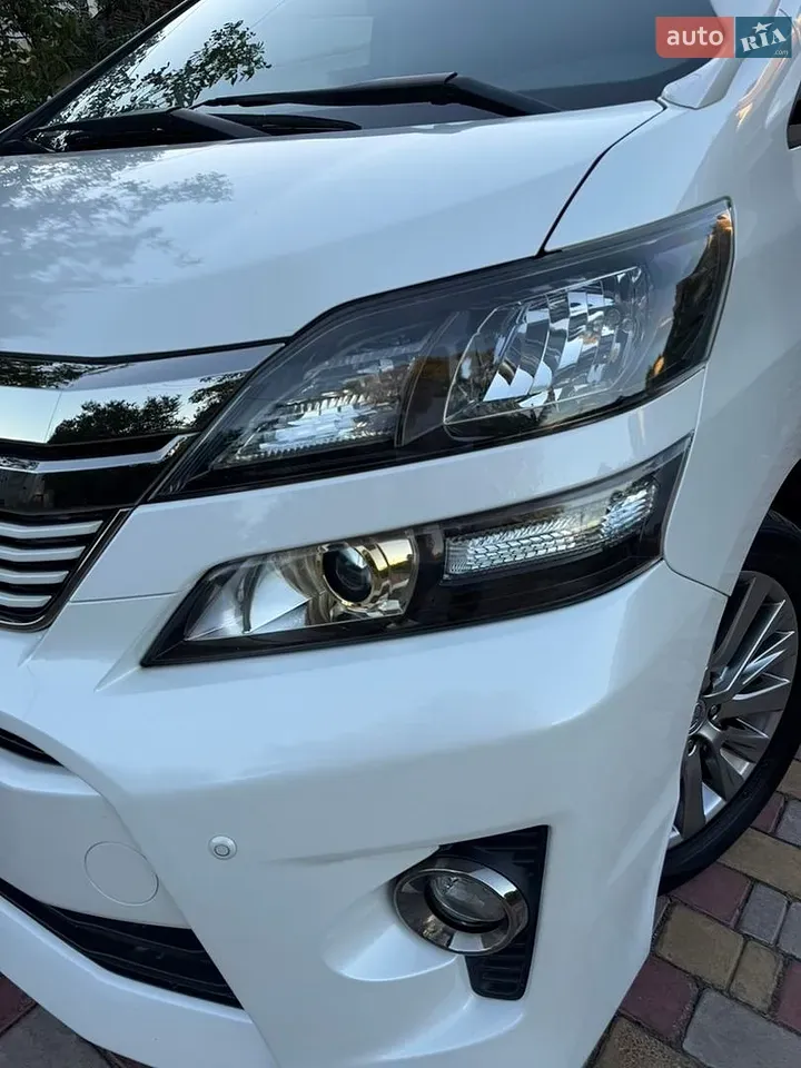 Toyota Vellfire 2013 photo 4