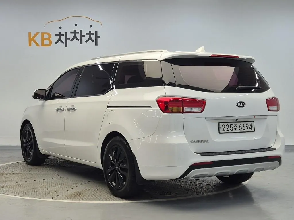 Kia Carnival 2018 photo 2
