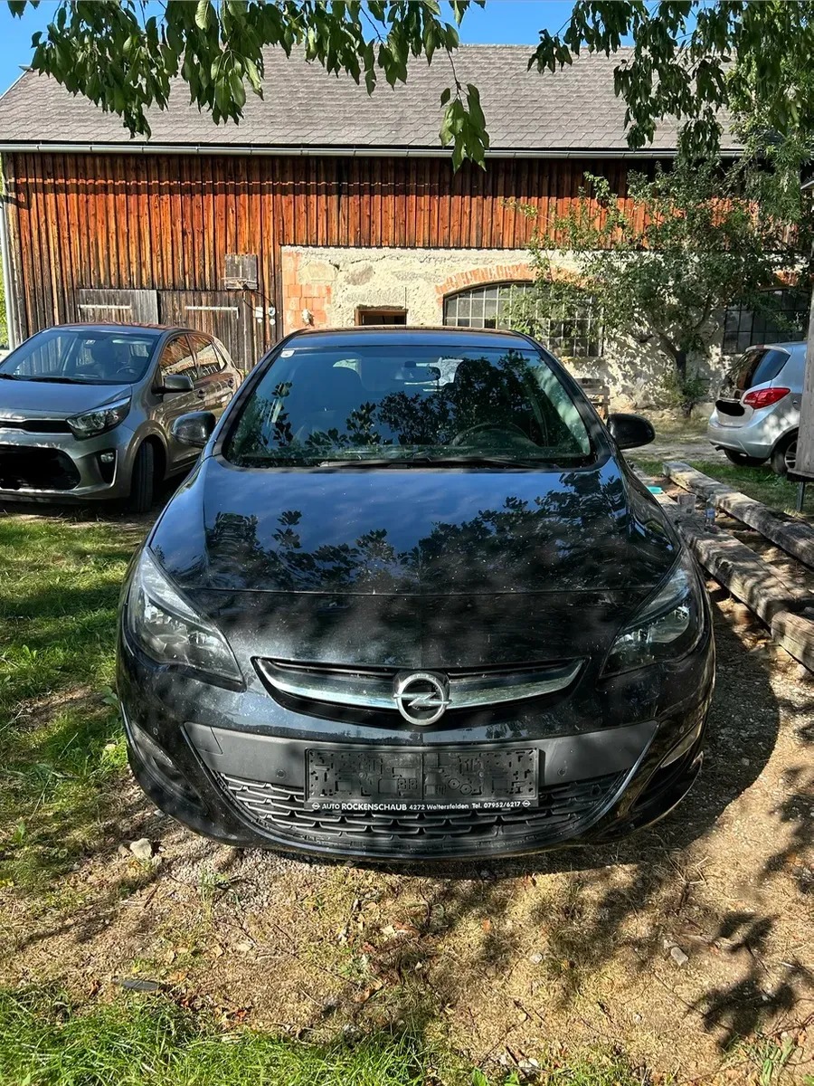Opel Astra 2012 photo 2