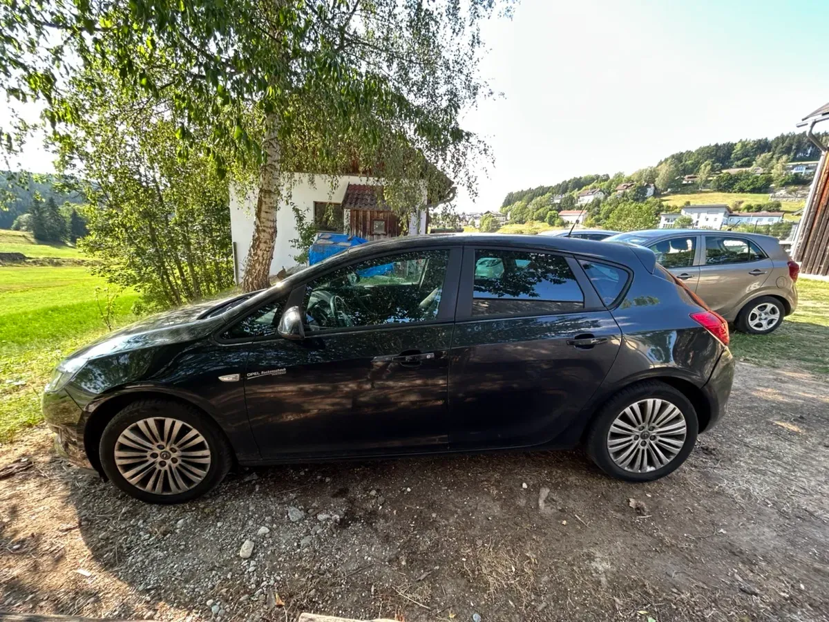 Opel Astra 2012 photo 3