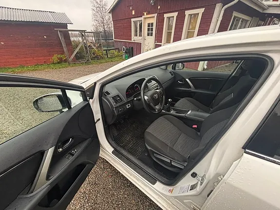 Toyota Avensis 2012 photo 4