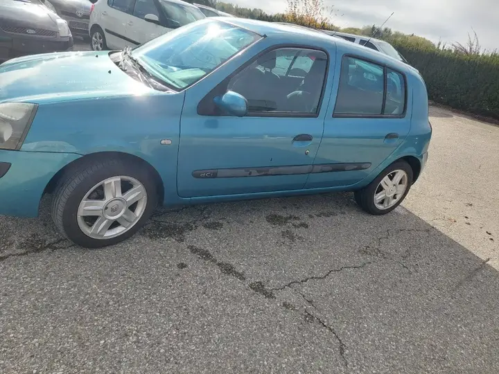 Renault Clio 2004 photo 2
