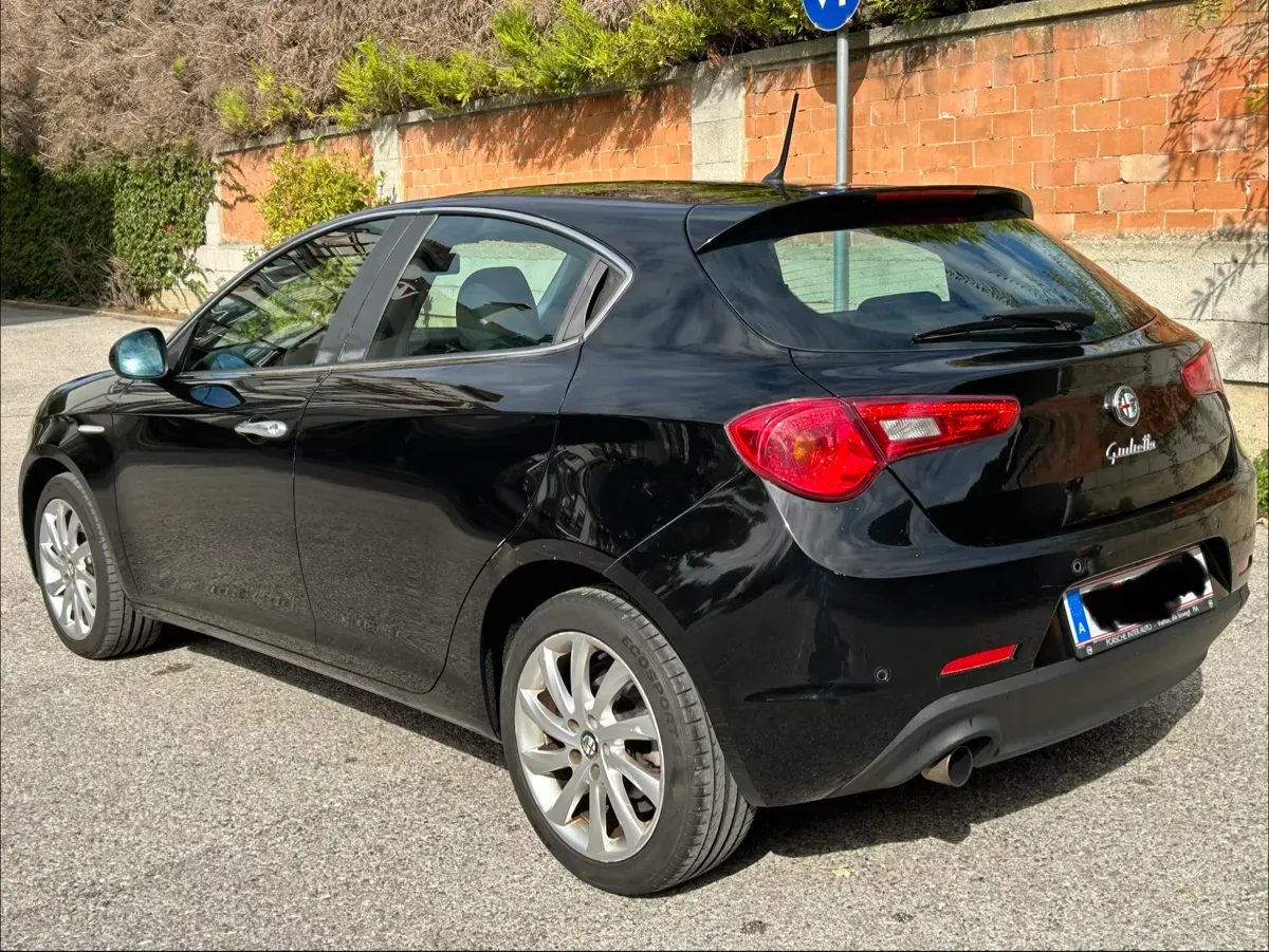 Alfa Romeo Giulietta 2011 photo 2