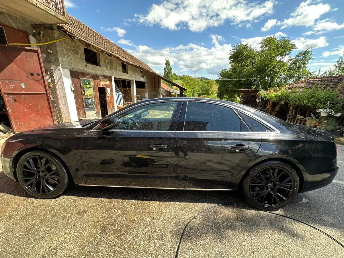 Audi A8 2010 photo 2