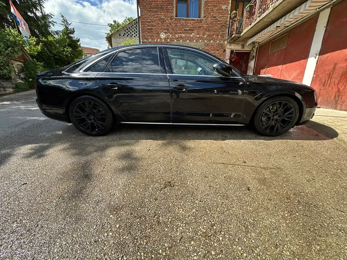 Audi A8 2010 photo 3