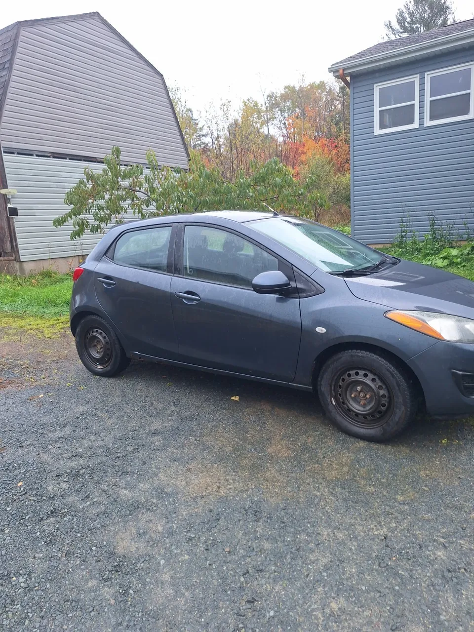 Mazda 2 2011 photo 2