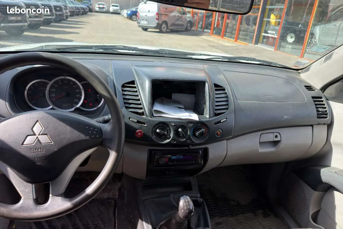 Mitsubishi L200 2012 photo 3