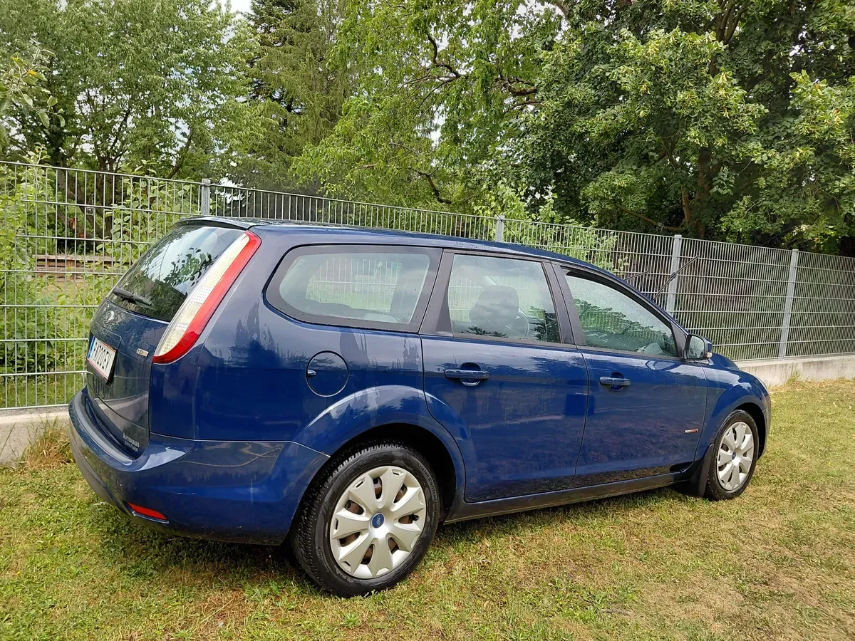 Ford Focus 2010 photo 2