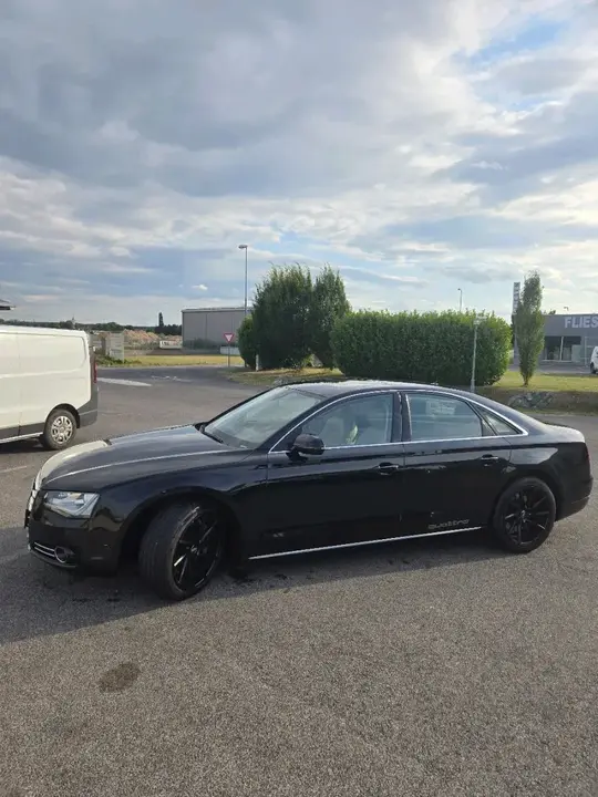 Audi A8 2010 photo 2