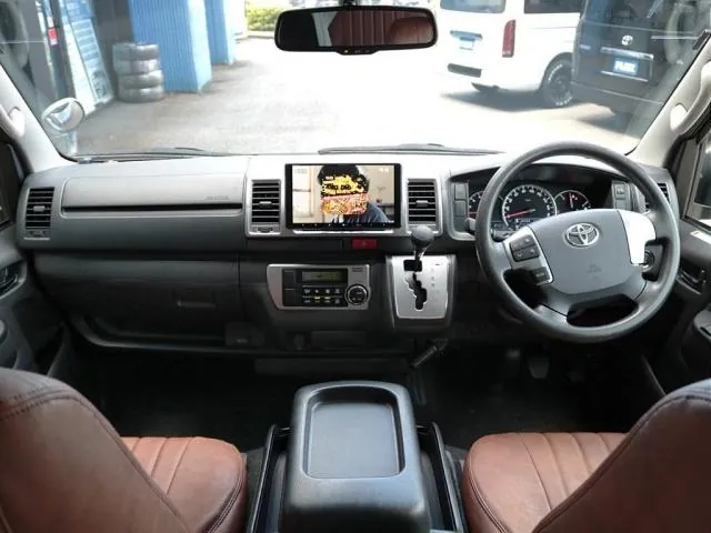 Toyota Hiace 2017 photo 2