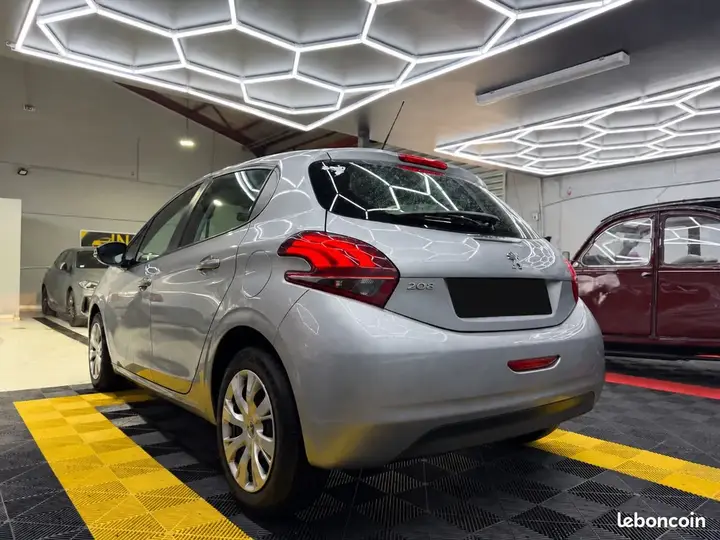 Peugeot 208 2019 photo 3