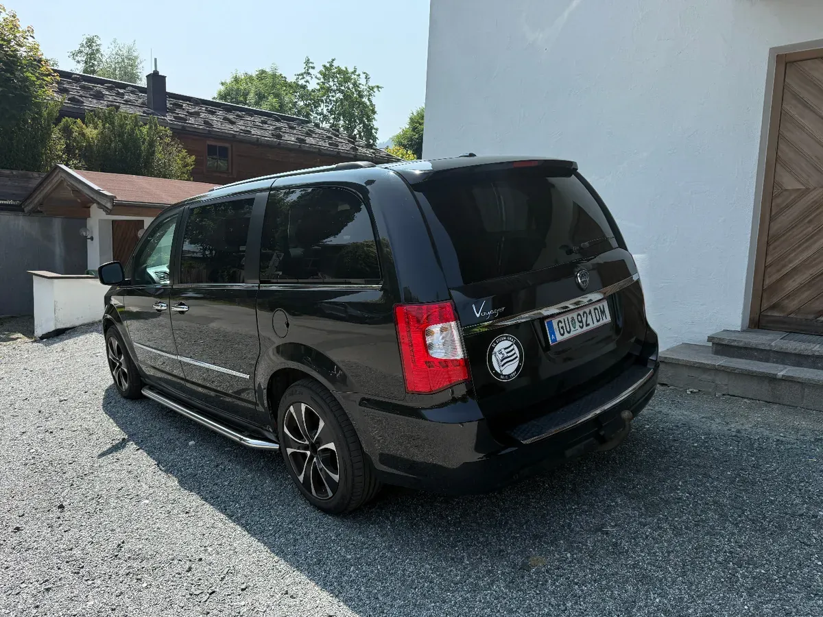 Lancia Voyager 2014 photo 2