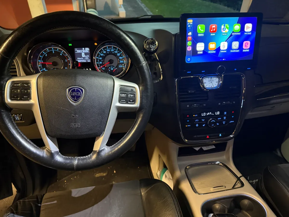 Lancia Voyager 2014 photo 3