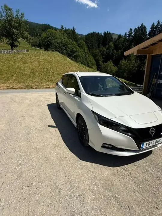 Nissan Leaf 2023 photo 2