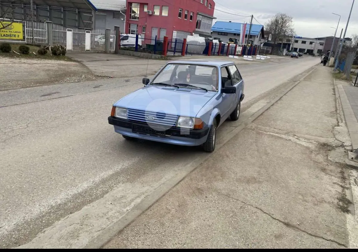 Ford Escort 1985 photo 2