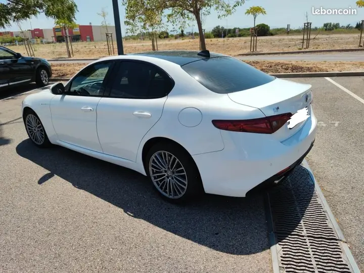 Alfa Romeo Giulia 2017 photo 2