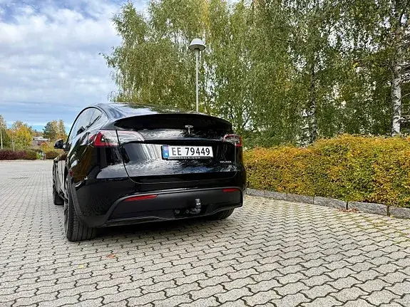 Tesla Model Y 2023 photo 2