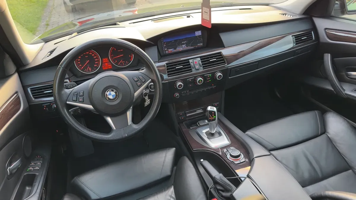 BMW 5 Series 2009 photo 2