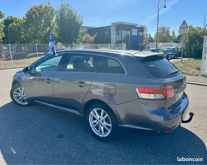 Toyota Avensis 2011 photo 2
