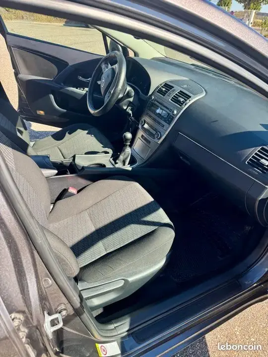 Toyota Avensis 2011 photo 3