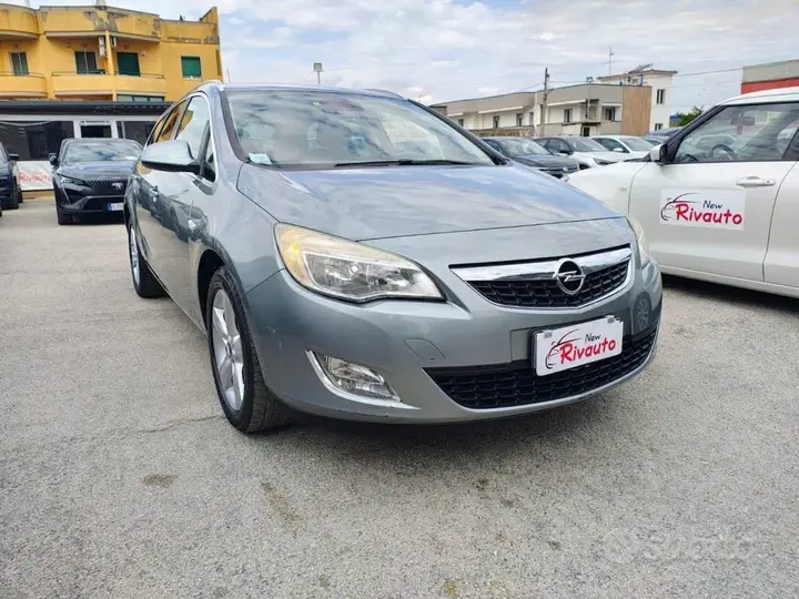 Opel Astra 2011 photo 2