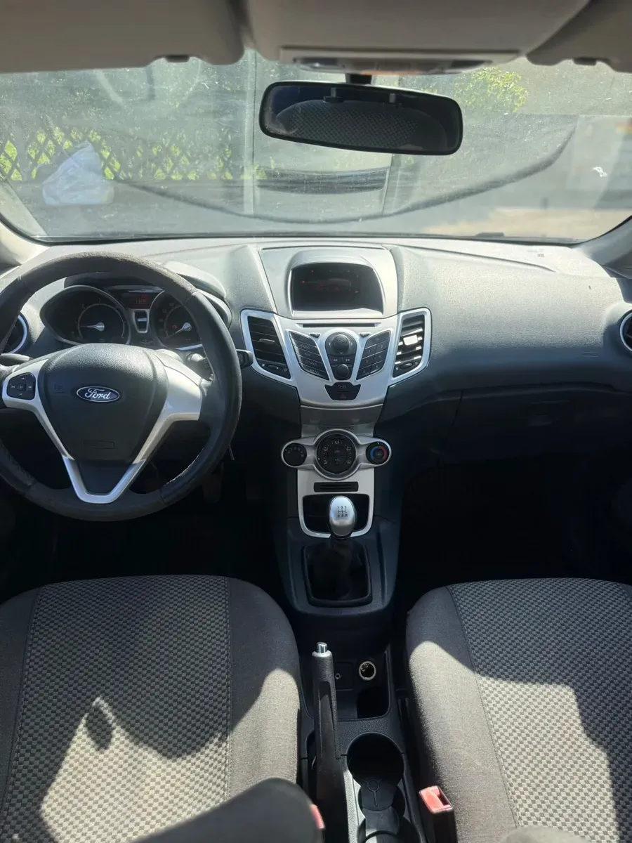 Ford Fiesta 2010 photo 2