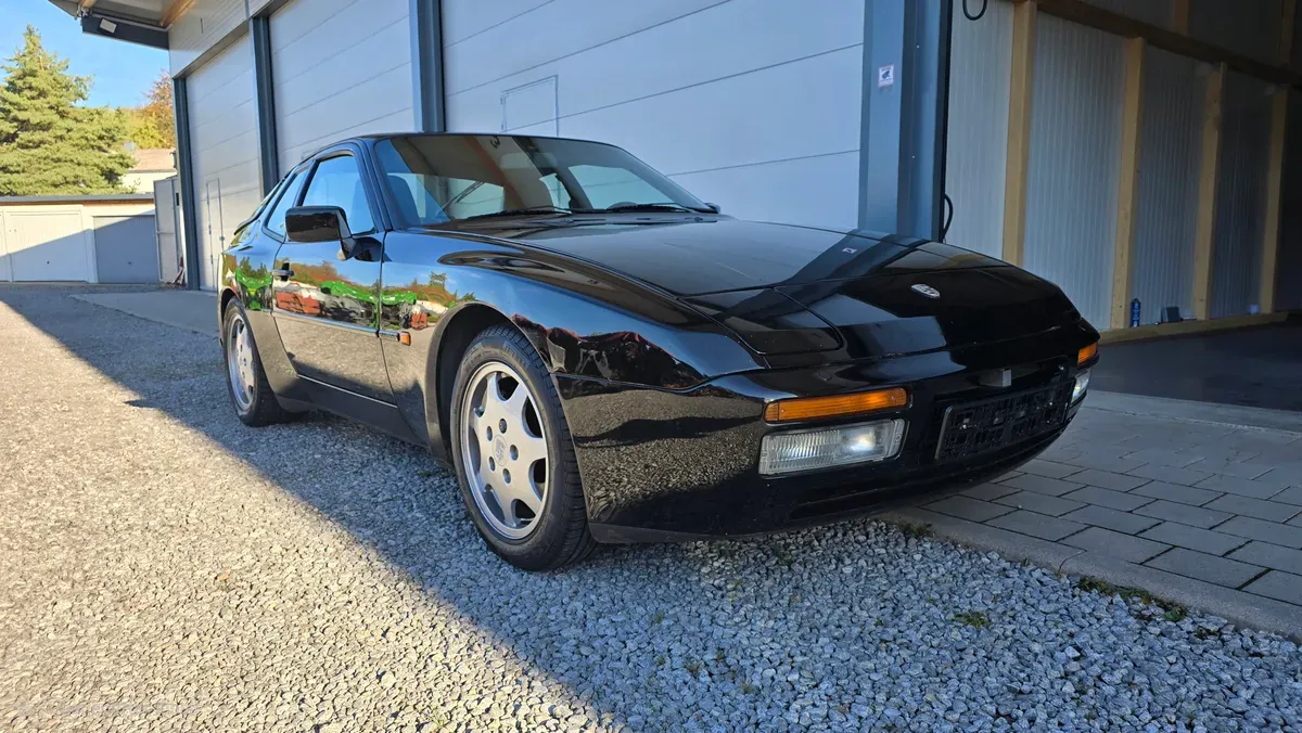 Porsche 944