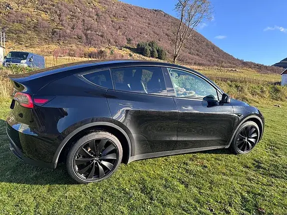 Tesla Model Y 2023 photo 3