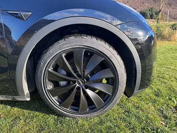 Tesla Model Y 2023 photo 2