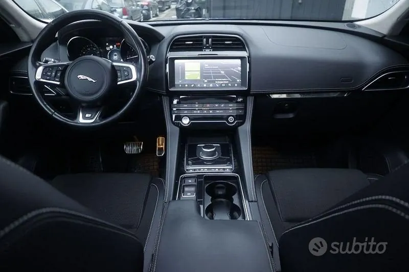 Jaguar F-Pace 2019 photo 2