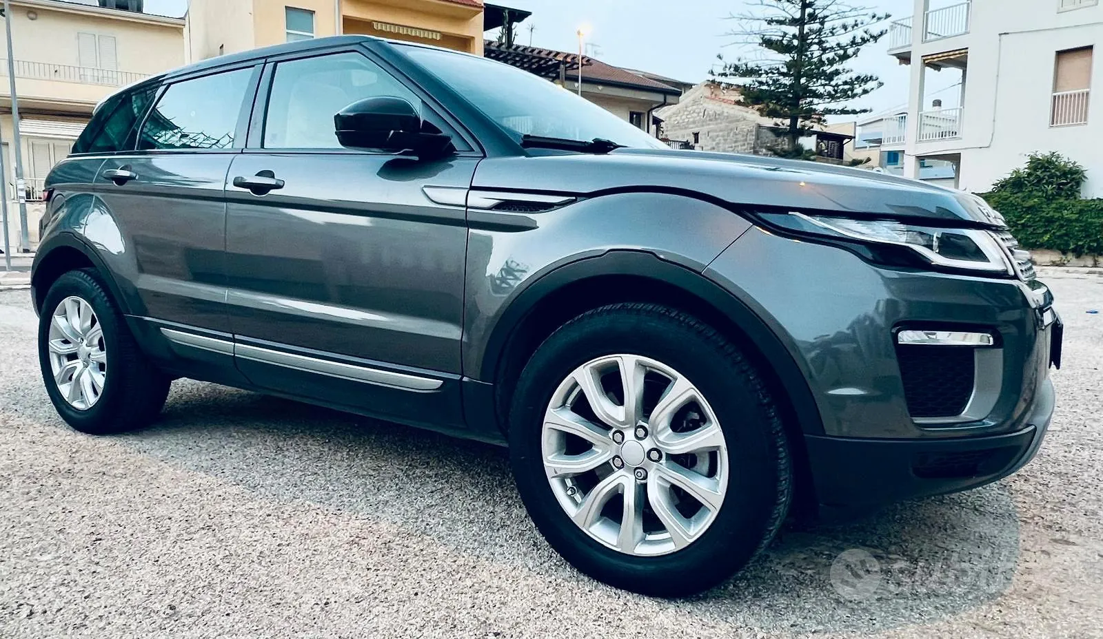Land Rover Range Rover Evoque 2019 photo 2