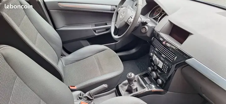 Opel Astra 2010 photo 5