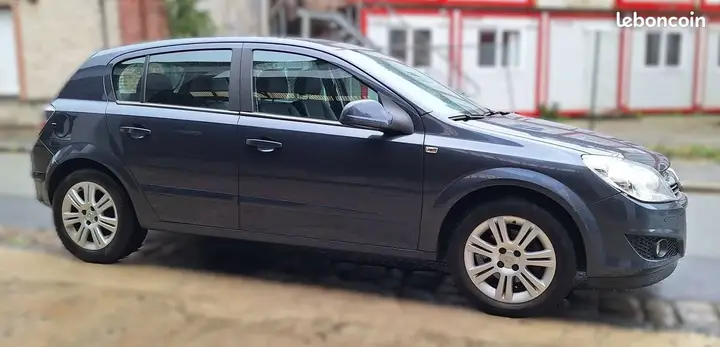 Opel Astra 2010 photo 2
