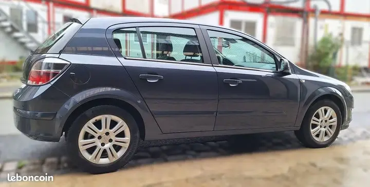 Opel Astra 2010 photo 3