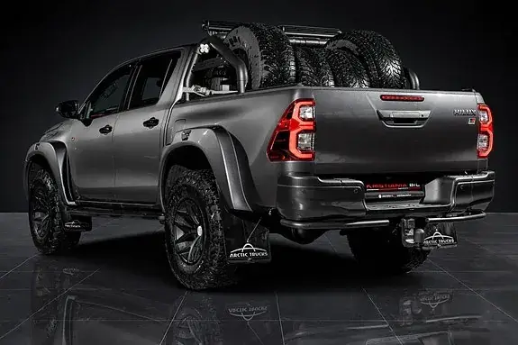 Toyota Hilux 2023 photo 2