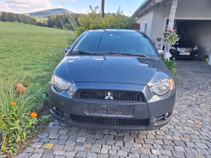 Mitsubishi Colt 2010 photo 2