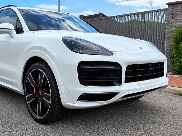Porsche Cayenne 2023 photo 2