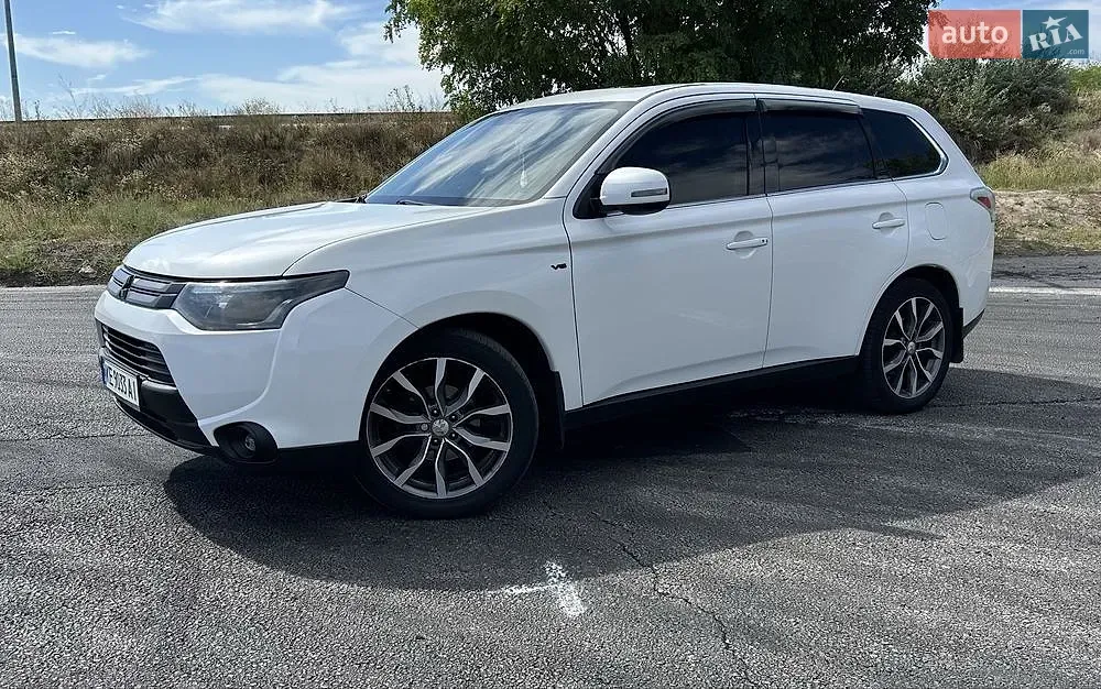 Mitsubishi Outlander 2013 photo 2