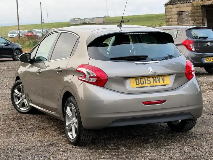 Peugeot 208 2015 photo 2