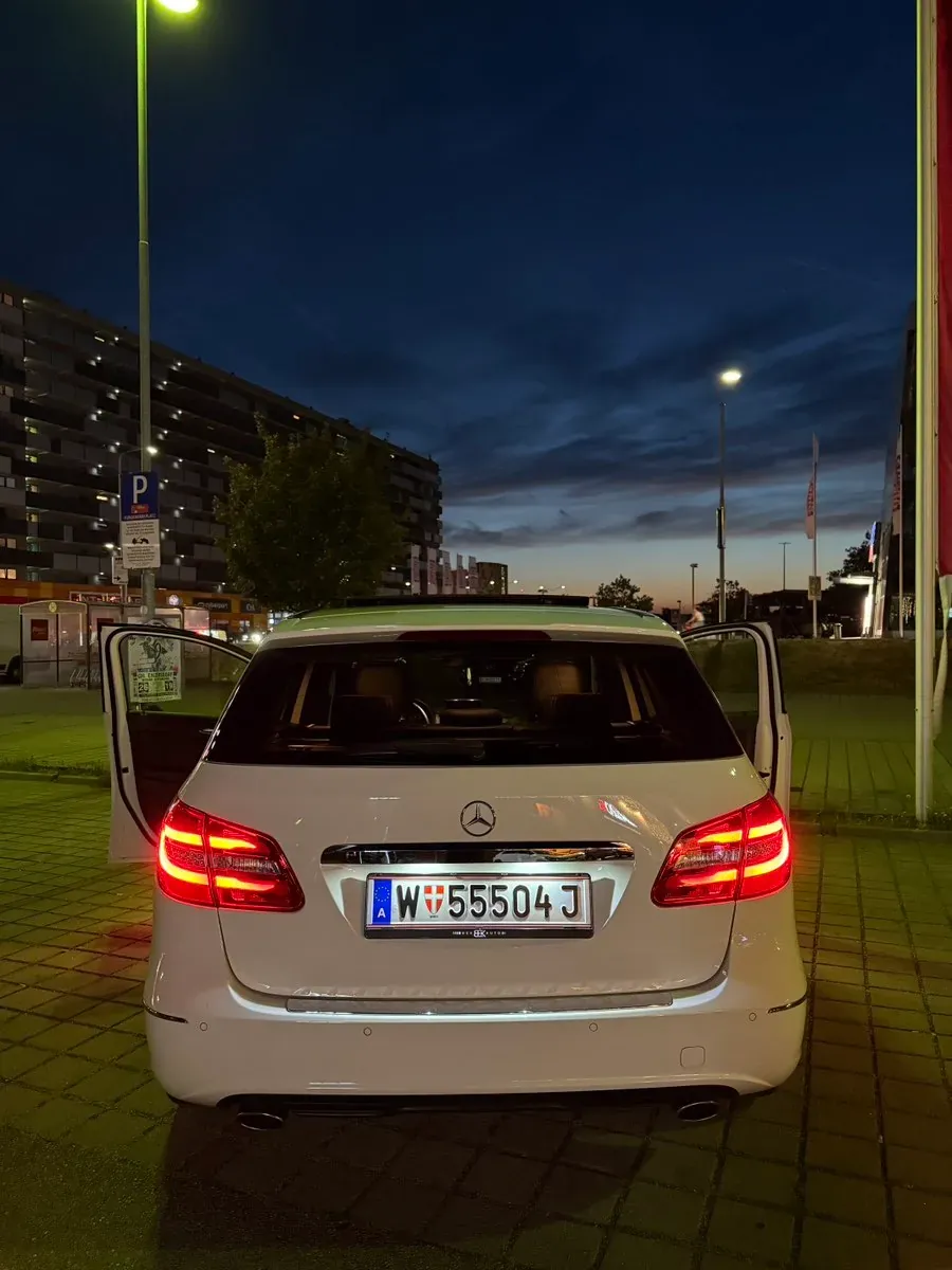 Mercedes-Benz B-Class 2012 photo 2