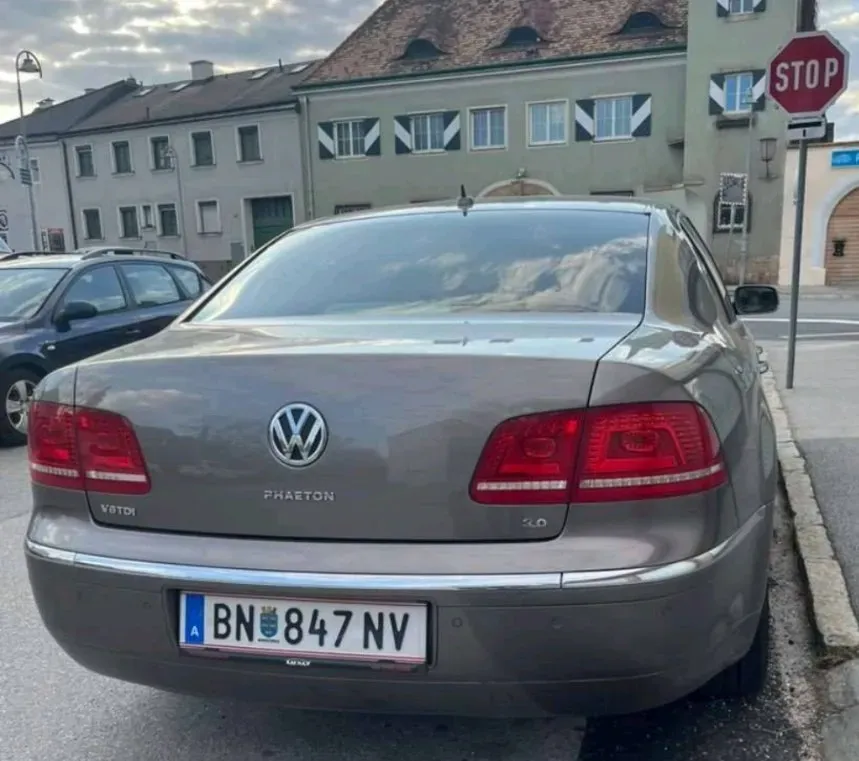 Volkswagen Phaeton 2012 photo 2